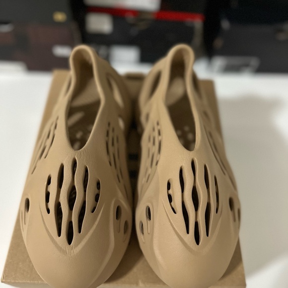 Yeezy Foam RNNR Stone Sage. Size : 5 Men / 6.5 Women - Picture 2 of 11